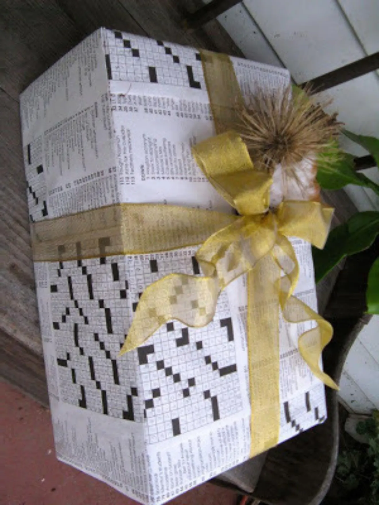 Envuelve-un-regalo-con-papel-de-periodico-reutilizado-o-telas 4 Comunidad